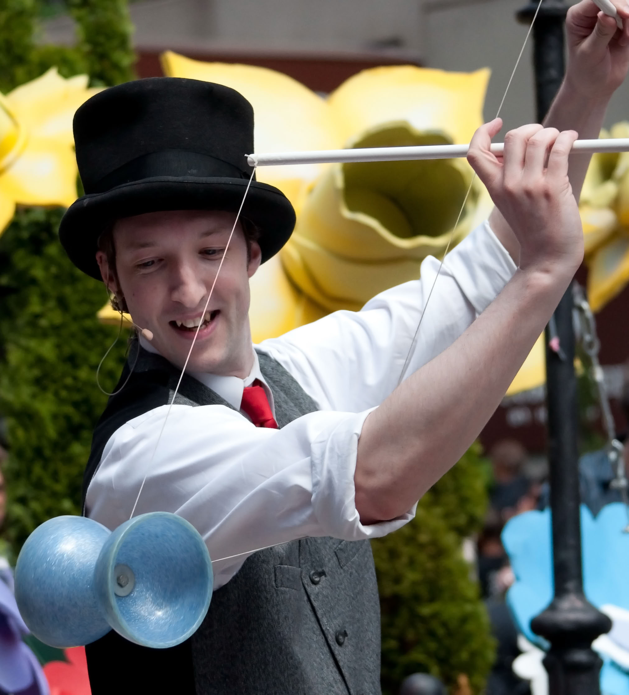 diabolo chinese yoyo performers at street fair