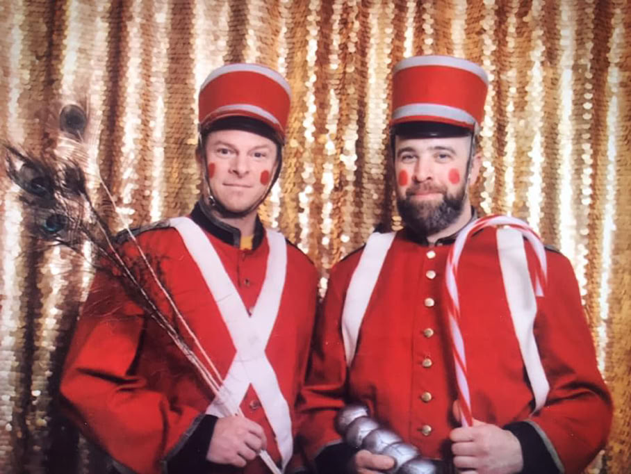2 jugglers dressed as toy soldiers